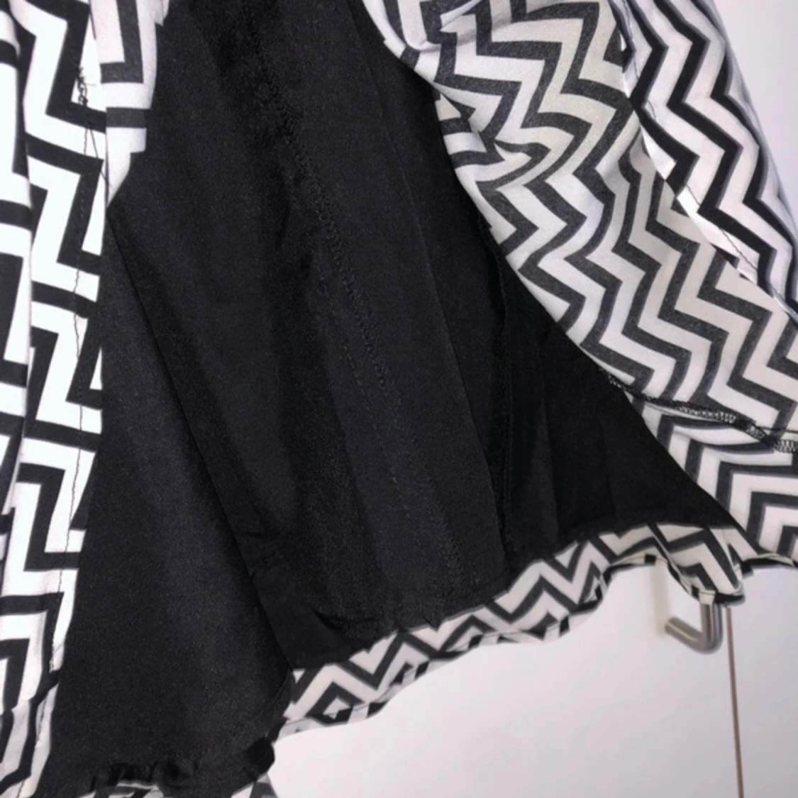 Svartvit zigzag klänning Dynamite - 4