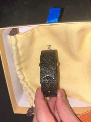 svart läderarmband - Stilrent svart i äkta läder. Armbandet har en elegant och enkel design med justerbart spänne. Perfekt accessoar för att lyfta din outfit.