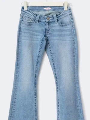Ljusblå bootcut jeans Gina tricot - Säljer ett par nya ljusblå bootcut jeans med snygga detaljer på bakfickorna, super fina och sitter perfekt på!! Säljer då för att dom aldrig kommit till användning💓💓original pris (360kr!!) 