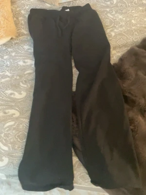 Svarta mjukisbyxor med raka ben - väldigt tjocka o sköna byxor