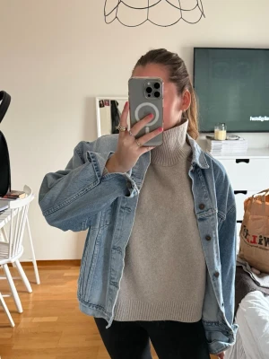 Oversized ljusblå jeansjacka - Snygg oversized jeansjacka från Levis i ljusblå denim med klassisk krage och knappar framtill. Jackan har en avslappnad passform och långa ärmar.