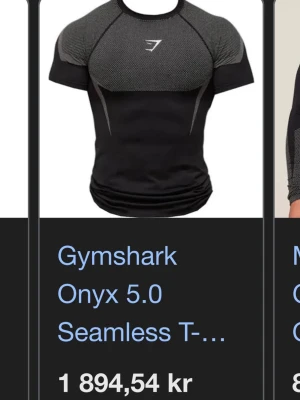 Gymshark Onyx 5.0 seamless t-shirt - Svart och mörkgrå seamless t-shirt från Gymshark, modell Onyx 5.0. Tröjan har korta ärmar, rund hals och ett diskret mönster över bröst och axlar. Tillverkad i ett stretchigt funktionsmaterial som andas, perfekt för träning.