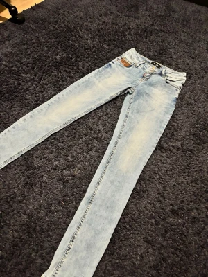 Ljusblå skinny jeans från Crocker - Snygga ljusblå skinny jeans från Crocker med klassisk femficksdesign och blekta detaljer. Jeansen har låg midja och smal passform hela vägen ner. Perfekta till en avslappnad streetstil.