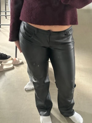 Svarta raka skinnbyxor – Bik Bok (38) - Svarta raka skinnbyxor i faux leather från Bik Bok. Normal midja och rak passform. Använda men i fint skick. 