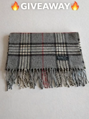 Burberry Halsduk Giveaway  - För att vara med i tävlingen⬇️ Gilla och följa här på Plick Följ oss på instagram: m.reselll Dela till 2 vänner  Vinnaren dras 1 februari   🔥🔥🔥 