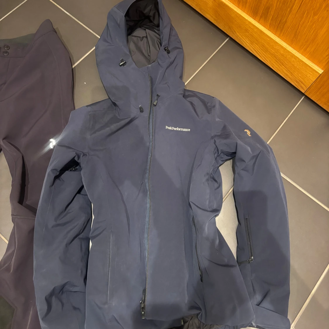 Mörkblå regnjacka från Peak Performance - 1