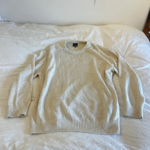 stickad h&m beige tröja - Mycket bra skick⭐️ storlek L, mått: längd: 73 cm, axelbredd: 57 cm, ärmlängd: 62 cm