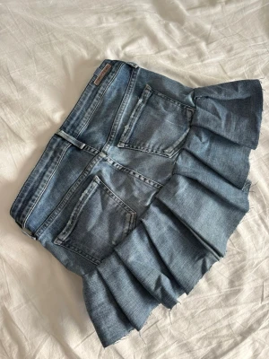 Jeanskjol med volang  - Supersnygg kort jeanskjol från Citizens of Humanity med bred volangkant nedtill. Köpte den på Plick men passade tyvärr inte mig! Den är egensydd och av den tidigare. Storlek w25💕