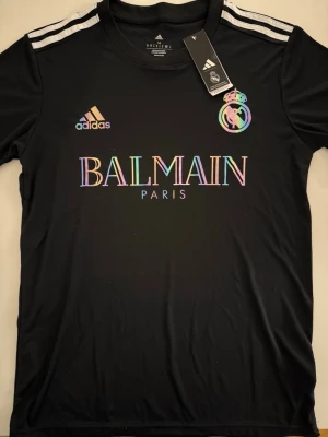 Real Madrid Limited editon tröja - Fotbollströjor i storlek M. Helt ny och oanvänd, med tag kvar. Detaljrik i inofficiell version. 