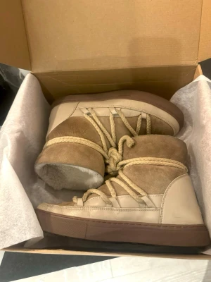 Beige inuikii - Säljer mina inuikiis då jag egentligen har storlek 38 och råkade beställa fel🩷 fint skick men finns tänken på användning🩷