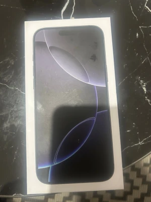 iPhone 16 Pro max svart titanium 1tB - Säljer en iPhone 16  Pro maxi färgen svart titanium. Telefonen har en stilren design med platt skärm och tunna kanter. Tillverkad i tåligt material med elegant finish och modern look. Perfekt för dig som vill ha det senaste från Apple. Helt ny och oöppnad.