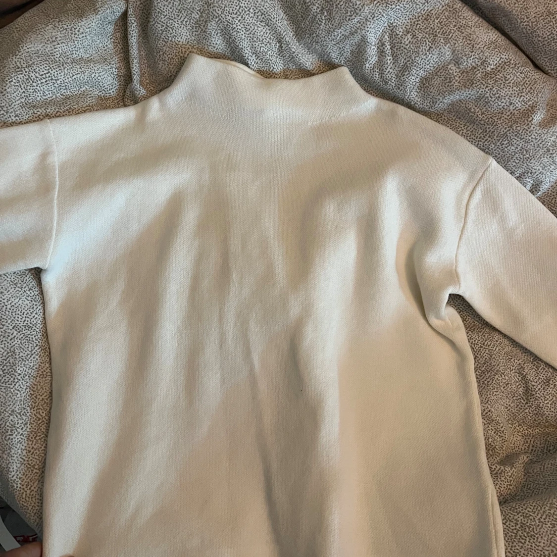 Vit stickad tröja med hög krage - 2