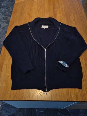 stickad Maison Margiela - Tjena! Säljer en mörkblå ribbstickad kofta från Maison Margiela då den inte passar mig. Koftan är knappt använd endast ett fåtal ggr, den har hel dragkedja framtill, hög krage och långa ärmar. Klassisk och stilren design med diskreta vita sömmar i nacken. Perfekt för lager på lager under dessa och de kommande kyliga dagarna. Om du undrar något tveka inte med att höra av dig💫