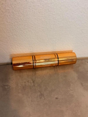 KIKO Milano Face Stick Sculpting & highlighter - Highlighter och sculpting- stick från KIKO Milano i en snygg guldig förpackning. Produkten har en krämig formula och ger ett skimrande glow i en varm champagnefärg. Enkel att applicera tack vare stiftformen och perfekt för att framhäva ansiktets högsta punkter. Bläddra vidare för att se hur färgerna ser ut. Jag har endast testat highlightern 2 ggr men bronzer/contouren är orörd. Väldigt snygg på, men jag valde fel färg. 
