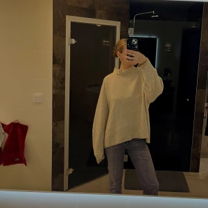 Slits Jeans - Grå Slits Jeans Ifrån Zara💕 Normal i midjan💕 Slits i slutet av byxorna💕 Byxorna är i bra skick💕