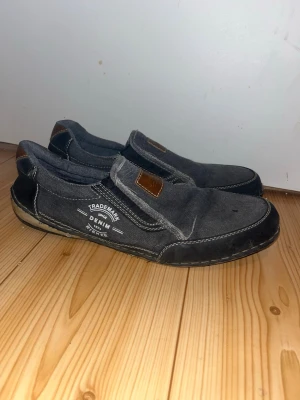 Kengät 45 - Siniset farkun näköiset kengät. Jonkun verran käytetty. Kokoa ei näy, mutta noin 44-45. Pohjallisen pituus n 29cm.  Eläintalous MMM Katsothan myös muut ilmoitukseni Tarjoa 