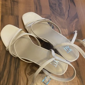 Superfina klackskor💗 - Superfina beige klackar från XIT. Perfekta till bal eller liknande festligheter💃🏼Nypris 599kr💗Nyskick då de är använda ENDAST en gång och därav priset 💕Klackarna är i perfekt höjd. Vid mer info osv, hör gärna av dig🫶🏼🫶🏼