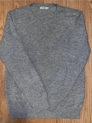 J.Lindeberg Kashmir Tröja - Säljer denna snygga tröja från J Lindeberg. Tröjan är i 30% kashmir och 70% merinoull. Köpt för ett tag sedan men knappt till använd! Tveka inte på att skriva om du har några frågor eller funderingar💯