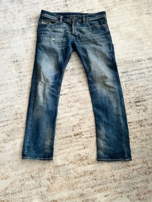 Dieseljeans - Snygga dieseljeans i modell SAFADO med slitningar. Om ni har fler frågor är det bara att skriva till mig privat.