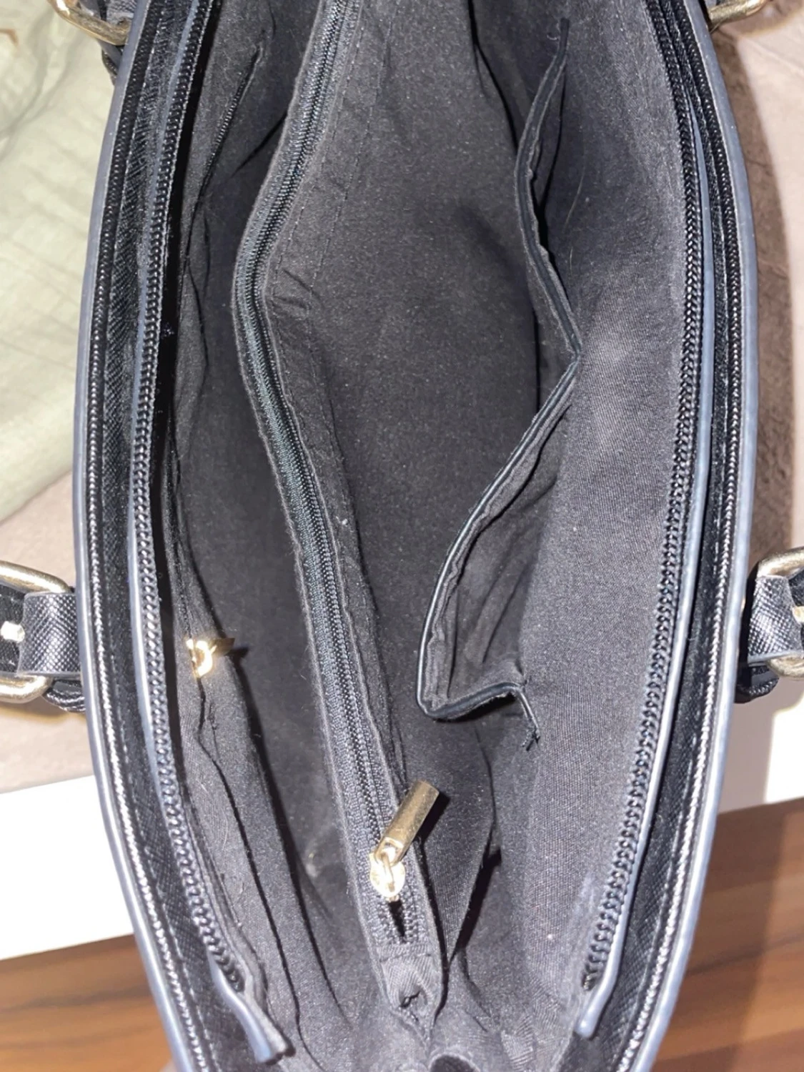 Svart handväska med gulddetaljer