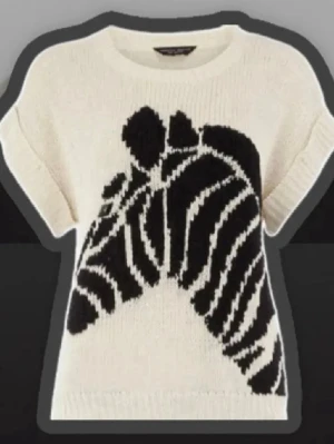 SÖKER - Söker denna tröjan i fint skick, storlek S. Hör gärna av dig om du vill sälja den till mig🫶🏻