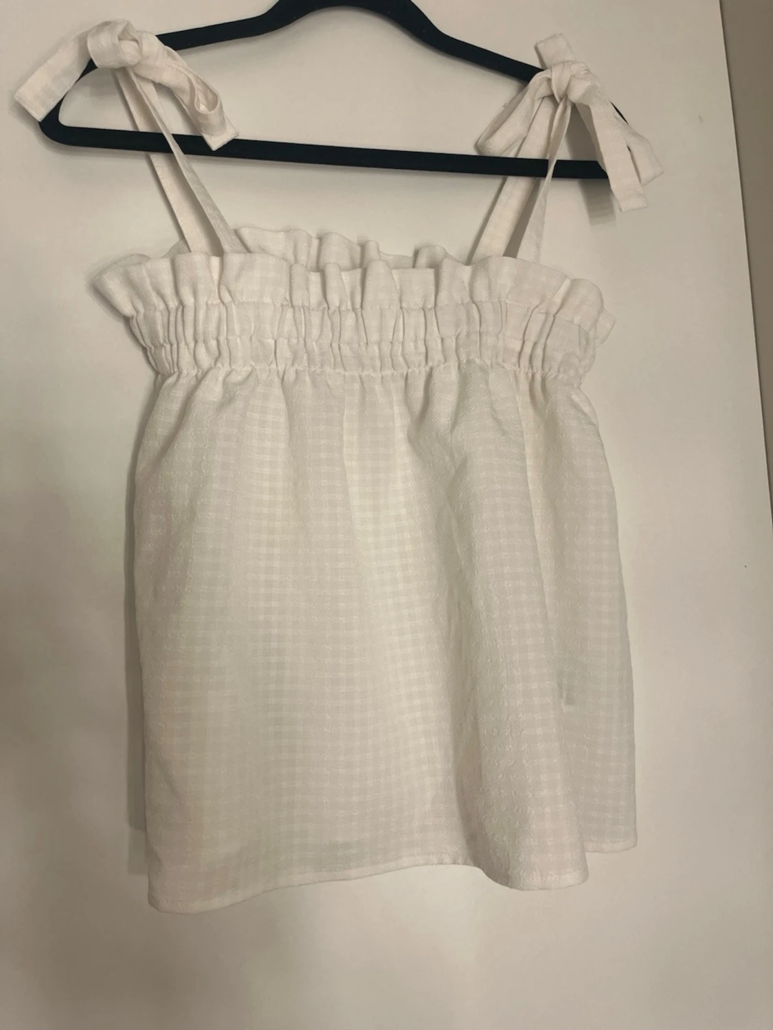 Vit linnetopp med knytband