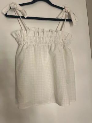 Vit linnetopp med knytband - Jätte söt topp från HM i strl XS 💕 Knappt använd.
