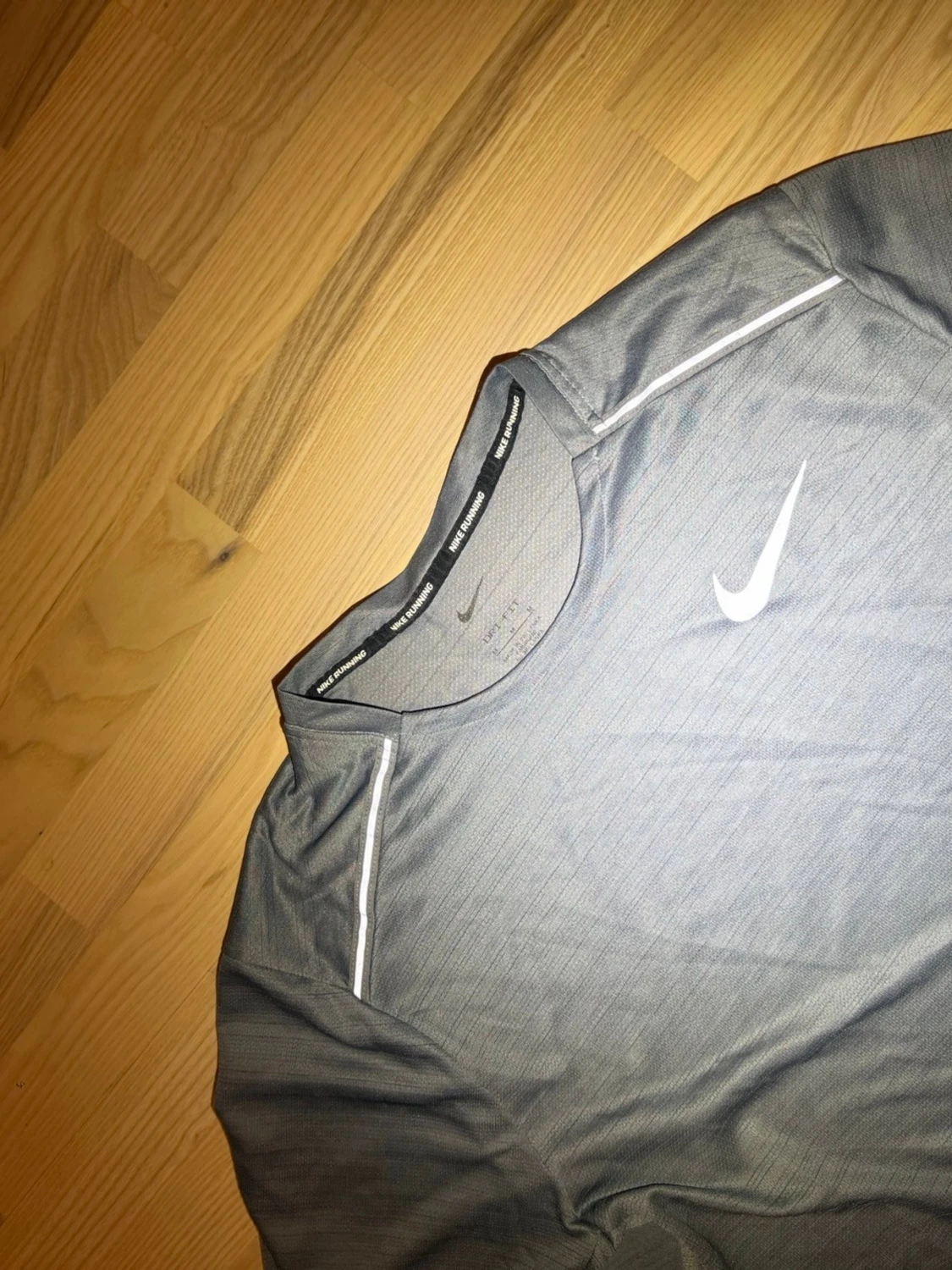 Grå Nike running T-shirt  med vit logga - 1