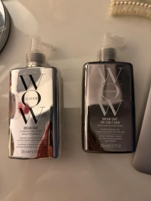Color Wow Dream Coat hårspray - Har både för lockigt och platt hår. Fick i gåva och kommer inte till mycket användning. I flaskan för platt hår finns ca 80% och 60% i den för lockigt ❤️