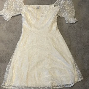 Söt vit klänning - Klänning i mycket bra skick endast använd en gång 🤍