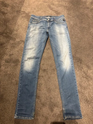 Replay jeans - Säljer ett par blå slim jeans från Replay. Storlek 16a vilket motsvarar 170-180cm. Skick 10/10. Hör av er!