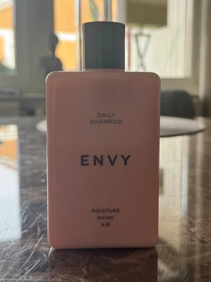 Vacker Shampoo 280ml - Shampoo från Vacker, aldrig använd. Passar hår som behöver återfuktning utan att tynga ner.