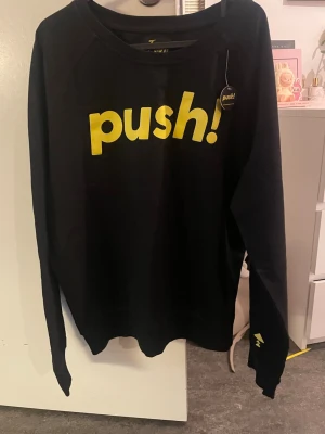 Carolina Gynning - Project Push träningsplagg | Nyskick - Säljer ett träningsplagg från Project Push av Carolina Gynning 🤍 Plagget är i nyskick, endast provat / mycket sparsamt använt.  Project Push är ett träningskoncept skapat av Carolina Gynning och plaggen säljs inte längre, vilket gör dem svåra att få tag på idag. Perfekt för dig som gillar exklusiva träningskläder med snygg passform och bra kvalitet.  Bekvämt, stretchigt och sitter superfint – både till träning och athleisure 