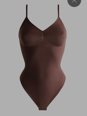 Brun body H&M storlek XS - Snygg brun body, helt ny och oanvänd ✨️