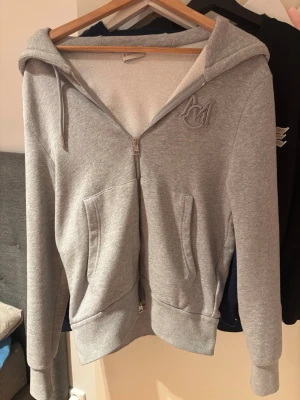 Moncler zip hoodie grey - Hej! Säljer nu min Moncler hoodie i färgen grå och i storlek S. Har använt den typ 2 gånger. Det enda med hoodien är att moncler taggen e lös. Men den är fortfarande kvar. Skriv om de är nåt ni undrar över. !OBS PRISET KAN DISKUTERAS!