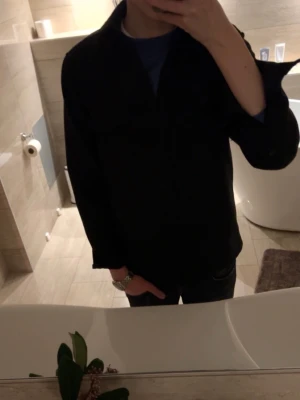 Svart overshirt - Svart overshirt köpt för 890 kr passar 175-183 ish.