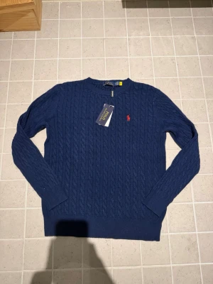 Ralph lauren tröja - Jätte snygg tröja som är stikad och passar till många olika stiler. Den är hel ny och aldrig använd och är för billig pris. Priset kan diskuteras 