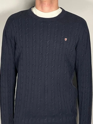 Kabelstickad tröja - Säljer en riktigt snygg och trendig kabelstickad tröja i fint skick, storlek M, vid frågor är det var att skriva //Gramenti