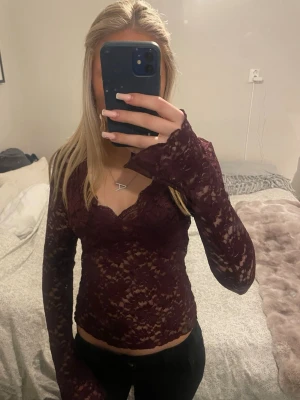 Vinröd tröja med v-ringning - Vinröd långärmad tröja med v-ringad hals. Tröjan är i storlek M men jag har vanligtvis S och den passar jätte bra. Endast använd 1 gång och säljar eftersom att den inte kommer till användning. Är öppen för att sänka priset🩷