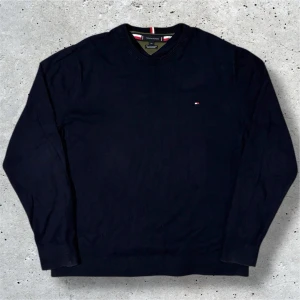 Tommy Hilfiger tröja - Marinblå tröja från Tommy Hilfiger gjord av Pima Cotton och Kashmir | storlek XXL men sitter som XL | skick: 9/10 | Hör av er vid frågor, pris kan diskuteras vid snabb affär 🙌 