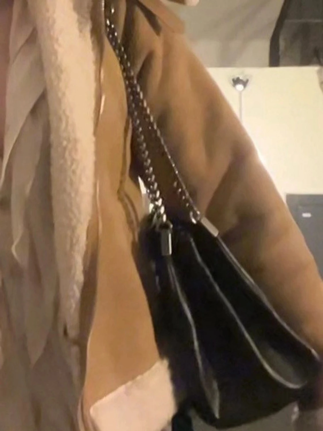 Svart axelväska med kedja - 1