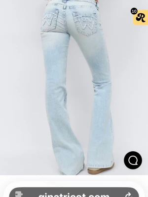 lågmidjade jeans - helt nya jeans, har använt de 1 gång. säljer för att de inte kommer till användning 💘 De är i storlek L men sitter som M