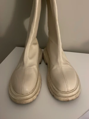Beige stövlar  - Ett par beige stövlar.  använda men skonasamt. inte riktigt min stil längre💕 