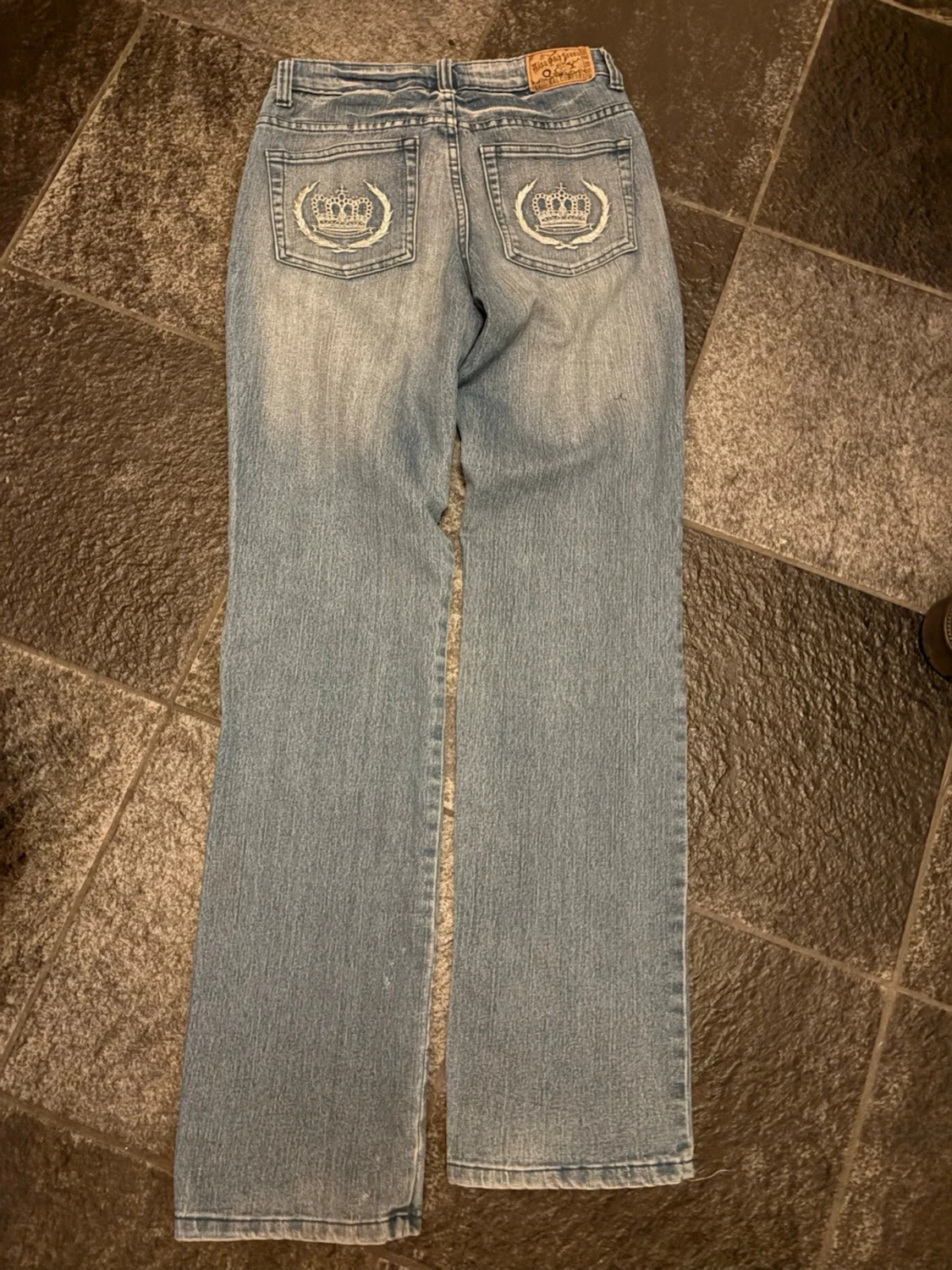 Blå jeans med broderad krona - 1