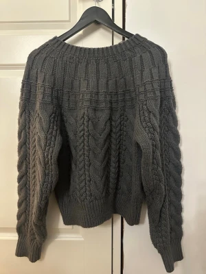 Grå stickad tröja - Gullig stickad tröja ifrån lindex,  använd ett fåtal gånger då jag inte tycker om den på mig. 