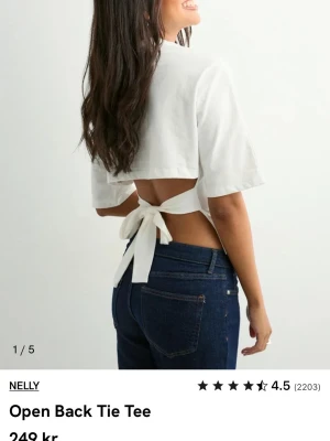 Nelly topp - Säljer denna superfina topp från Nelly, aldrig använd🩷passé perfekt till skolan men även finare tillfällen😇slutsåld på hemsidan 