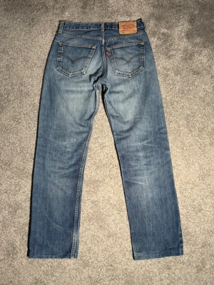 Levis 501 W31 L34 Vintage Jeans - Säljer nu dessa riktigt snygga Levis Vintage Jeans i den populära modellen 501. W31 L34, mycket bra skick. Hör gärna av dig om du undrar något😊 Mått: Längd - 105 cm, Innerbenslängd - 78 cm, Midja - 39 cm, Midjehöjd - 32 cm, Benöppning - 23 cm