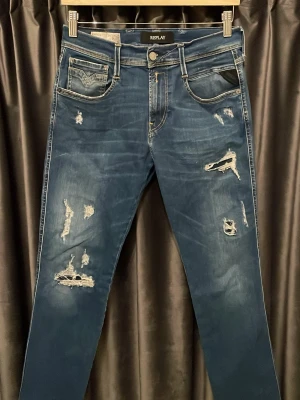 Replay anbass hyperflex  - Replay anbass hyperflex - skick 8,5/10, bra skick utan några som helst skavanker! - storlek 30/32 - sjukt feta slitningar och sköna jeans med stretchen - hör av er vid frågor🙌