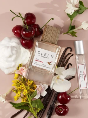 Clean Reserve Whipped Cherry parfym - 100ml Clean Reserve Whipped Cherry har en fräsch och söt doft av körsbär, vanilj och blommiga toner. Blind buy. Endast testad max två sprut, utöver det är parfymen helt ny! 