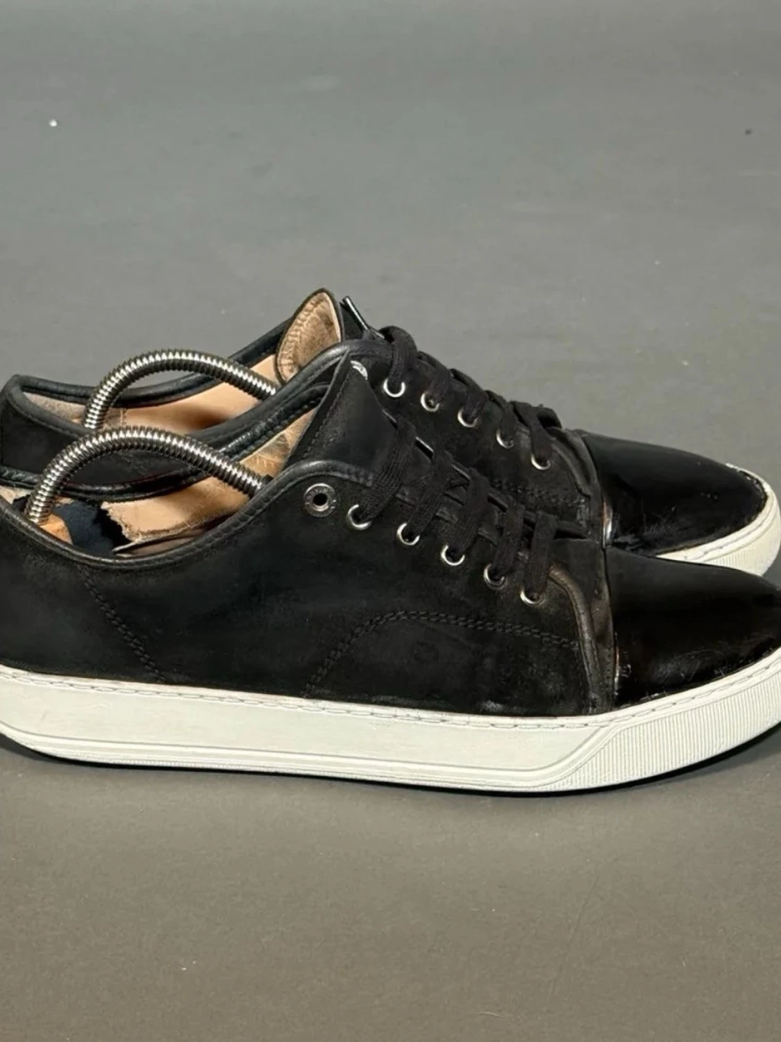 Svarta lanvins sneakers med vit sula - 1